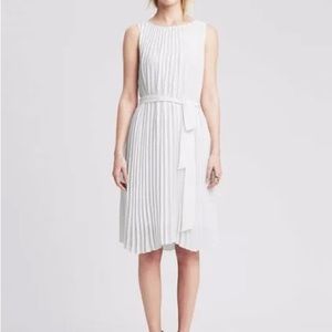 NWT Banana Republic White Pleated Trapeze Dress Size 2 (Missing Sash)